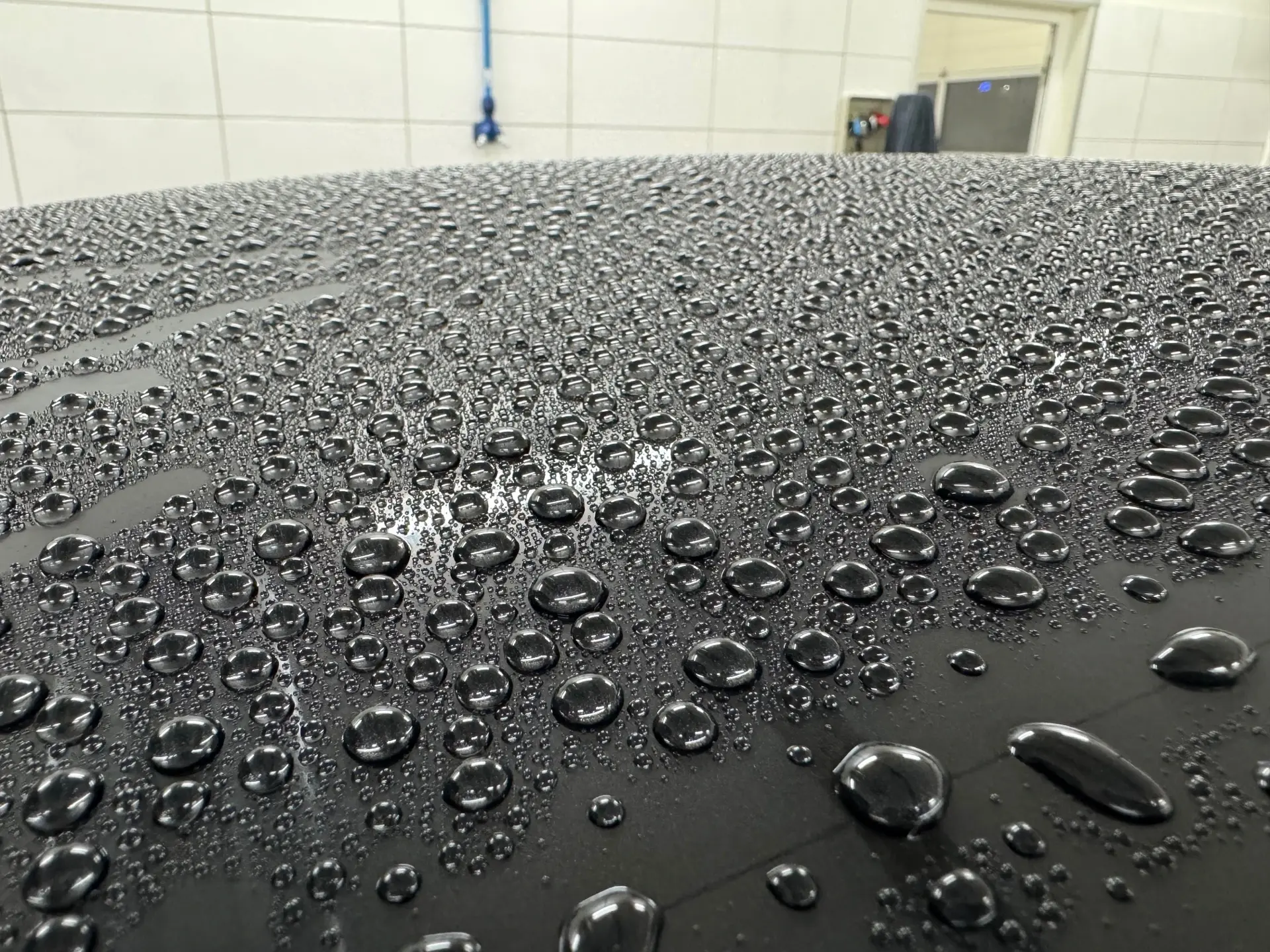 Vannperling på lakk med keramisk coating og hydrofobisk effekt