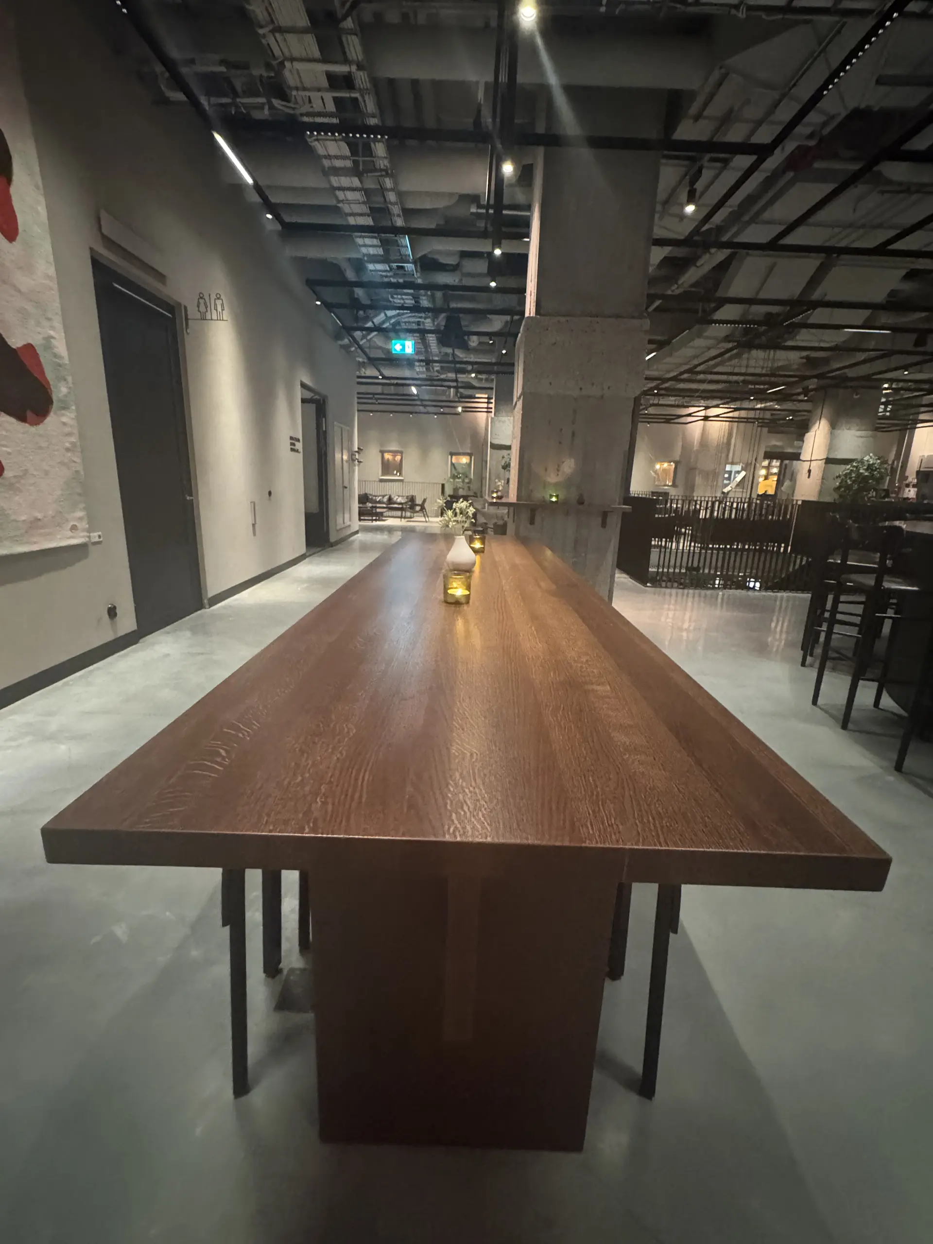 Transparent beskyttelsesfilm på eksklusivt spisebord